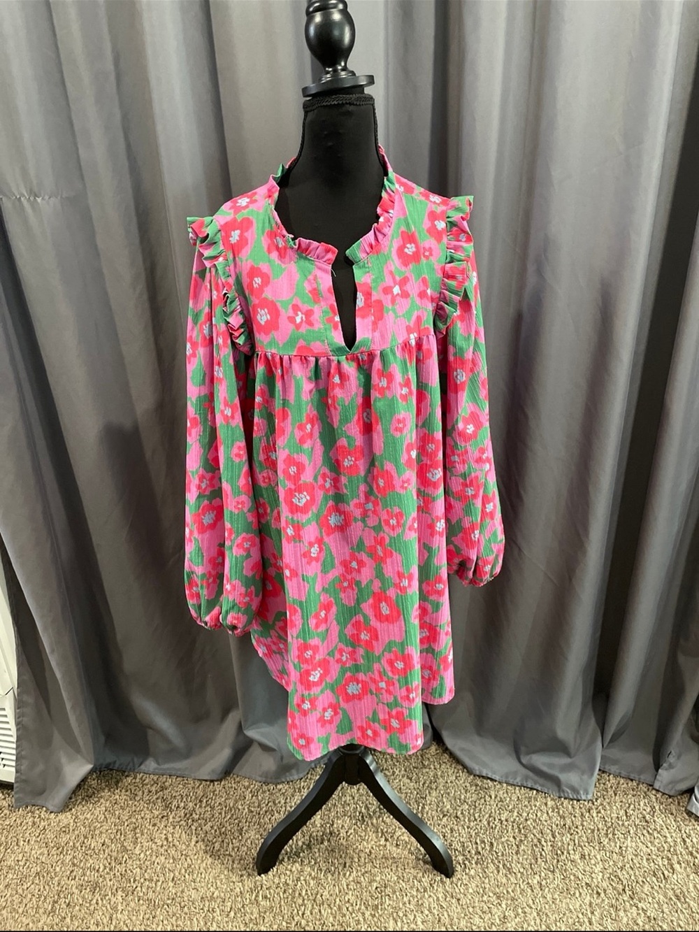 fantastic fawn floral print, long sleeve ruffle, detailed dress size large